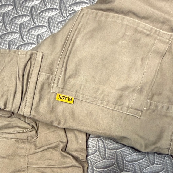Men's Stylish taupe Cargo Pants - Picture 3 of 5